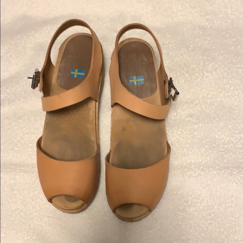 Tan clogs